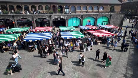 Con-Vistas-A-Las-Multitudes-Ocupadas-Explorando-Los-Puestos-Del-Mercado-Local-En-El-Patio-De-Coal-Drops-En-Kings-Cross.