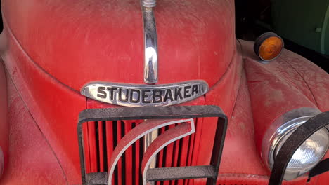 Studebaker-Truck-Von-1945-Frontlogo,-Nahaufnahme