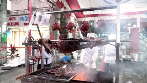 Das-Kochen-Eines-Ganzen-Tieres,-Das-Während-Eines-Festivals-Auf-Der-Straße-Präsentiert-Wird