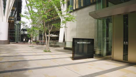 Revelación-Inclinada-De-Las-Entradas-De-Oficinas-En-El-área-Urbana-De-Tokio,-Japón.