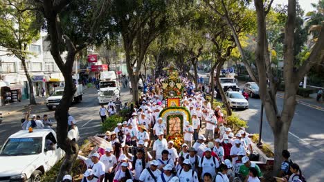 Fliegen-Sie-über-Religiöse-Banner-In-Einer-Pilgerlinie-Zur-Basilika-Von-Guadalupe,-Mexiko