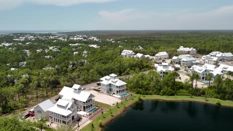 Elegante-Häuser-Am-Wasser-Mit-Vegetation-In-Santa-Rosa-Beach,-Florida