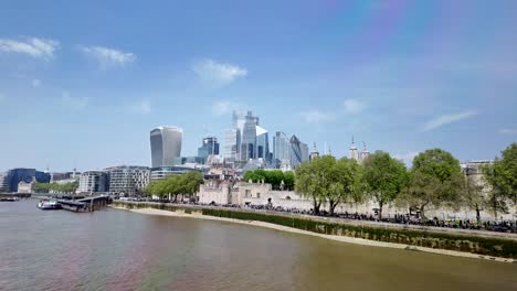 Tower-Of-London-Vor-Der-Dynamischen-Kulisse-Der-Skyline-Der-Stadt