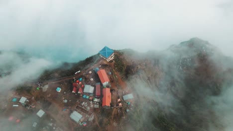 Luftaufnahme-Des-Nebels-über-Dem-Berg-Während-Der-Wintersaison-In-Nepal