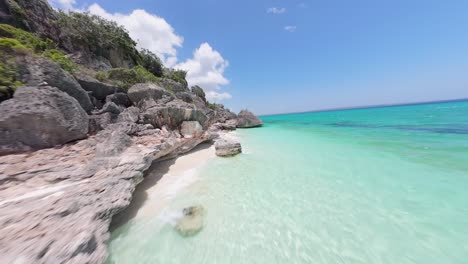 Aguas-Cristalinas-De-La-Costa-Del-Mar-Caribe-Durante-El-Día-Soleado