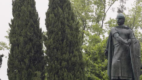 Estatua-De-Alfonso-Henriques-De-Pie-Bajo-La-Lluvia-En-Los-Jardines-Del-Castillo-De-Guimaraes