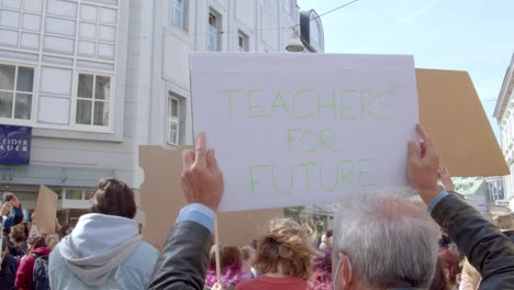 Umweltaktivisten-Mit-Gesichtsmasken-Halten-Plakate-Während-Des-Weltweiten-Klimastreiks-In-Der-Stadt-St.-Pölten,-Österreich