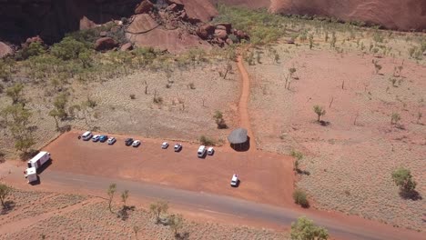 Drohne-Zeigt-Kuniya-Wanderweg-Und-Uluru-Ayres-Rock,-Australien