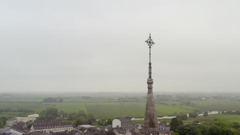 St.-Michaels-Kirche-In-Ballinasloe,-Galway-Mit-Reich-Verziertem-Metallkreuz-Mit-Blick-Auf-Felder-Und-Stadt