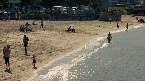 Gente-Nadando-Y-Disfrutando-De-La-Playa-Y-El-Sol-En-Oriental-Bay-En-Wellington,-Nueva-Zelanda