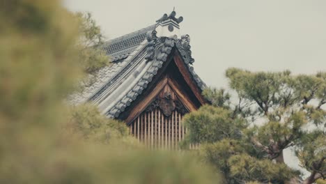 Techo-Tradicional-De-La-Arquitectura-De-Un-Templo-En-Kyoto,-Japón.