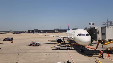 Delta-Airlines-Airbus-A321-Se-Encuentra-En-La-Puerta-De-Atl-Esperando-El-Equipaje