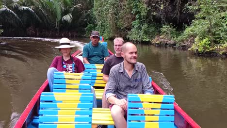 Tourist-Auf-Dem-Boot-Fährt-Zum-Dorf-Ramang-Ramang,-Maros,-Südsulawesi