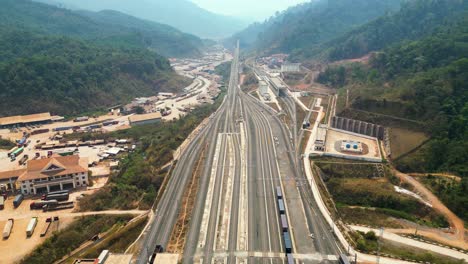 Vista-Aérea-De-Las-Vías-Del-Tren-En-La-Zona-Económica-Especial-De-Boten,-Laos,-Cerca-De-La-Frontera-Con-China,-La-Estación-De-Tren-Y-El-Centro-Logístico,-El-Concepto-De-Conectividad-Regional-Dentro-De-La-Iniciativa-Belt-And-Road.