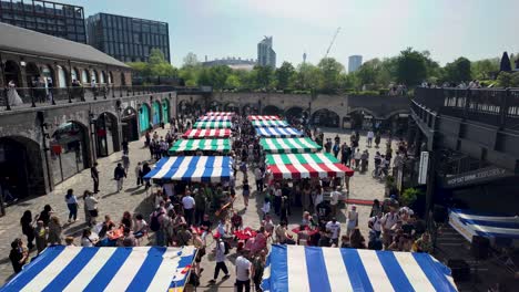 Mit-Blick-Auf-Bunt-Gestreifte-Pavillons-An-Den-Marktständen-Im-Coal-Drops-Yard-In-Kings-Cross