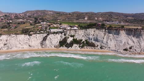 Una-Toma-Deslizante-Revela-La-Scala-Dei-Turchi-En-Un-Hermoso-Día-En-Sicilia