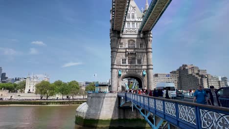 Vista-Diurna-Soleada-De-La-Gente-Y-El-Tráfico-Cruzando-El-Puente-De-La-Torre-Sobre-El-Río-Támesis