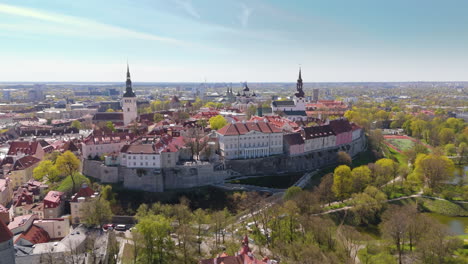 Regierungsbüro-Von-Estland-In-Der-Altstadt-Von-Tallinn-Auf-Dem-Domberg,-Aerial-Riser