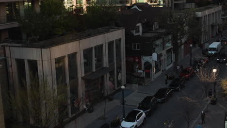 Una-Toma-Aérea-De-Una-Calle-Nocturna-En-El-Distrito-De-Yorkville-En-Toronto