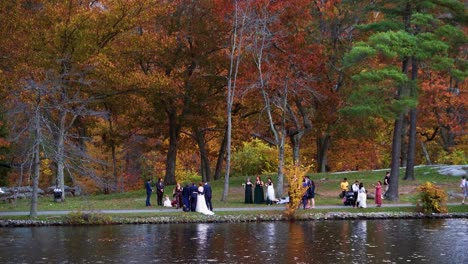 Fotógrafo-Tomando-Fotografías-De-Una-Boda-Elegante-En-El-Norte-Del-Estado-Junto-Al-Lago-Con-Hermosos-Colores-De-Follaje