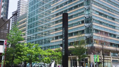 Panorámica-En-Cámara-Lenta-Desde-Las-Calles-Del-área-Urbana-De-Tokio-Hasta-Los-Edificios-De-Oficinas-En-Roppongi