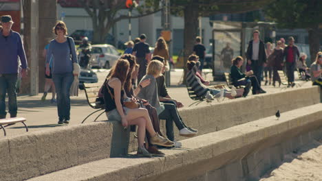 Gente-Disfrutando-Del-Sol-En-El-Paseo-Marítimo-De-Oriental-Bay-En-Wellington,-Nueva-Zelanda