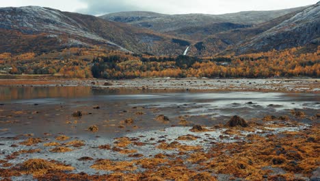 The-rising-tide-covers-the-rocky-bottom-and-exposed-sandbank-in-a-timelapse-video