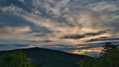 Timelapse-De-Una-Puesta-De-Sol-En-Las-Ruinas-Del-Castillo-Rauheneck-Con-Vistas-A-Las-Montañas