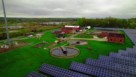 Sonnenkollektoren-Im-Wasseraufbereitungswerk-Rittman,-Ohio,-USA