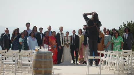 Fotógrafo-De-Bodas-Tomando-Retratos-Familiares-En-Un-Lugar-Al-Aire-Libre.