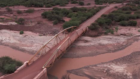 Eine-Alte-Brücke-über-Ein-Trockenes-Flussbett-Auf-Der-Route-68,-Quebrada-De-Las-Conchas,-Salta,-Argentinien,-Luftaufnahme