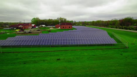 Solarmodule-Im-Wasseraufbereitungswerk-Rittman,-Ohio,-USA_Drohnenansicht