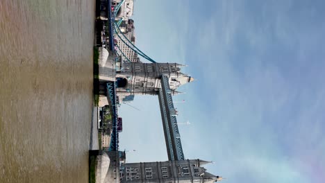 Tower-Bridge-über-Die-Themse-An-Einem-Sonnigen-Morgen