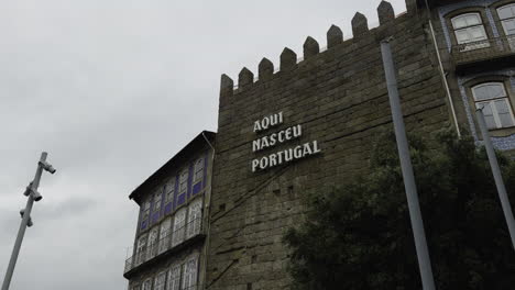 Schild-Hier-„Born-Portugal“-An-Der-Mauer-Der-Burg-Guimaraes-Zwischen-Gebäuden