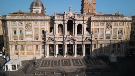 Drohne-Sinkt-Herab-Und-Enthüllt-Wunderschöne-Fassade-Der-Päpstlichen-Basilika-Santa-Maria-Maggiore