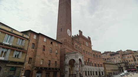 Scenic-view-of-Siena's-historic-Piazza-del-Campo-and-tower-in-Italy