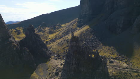 Die-Zerklüftete-Landschaft-Des-Old-Man-Of-Storr-Auf-Der-Isle-Of-Skye-In-Schottland,-Luftaufnahme