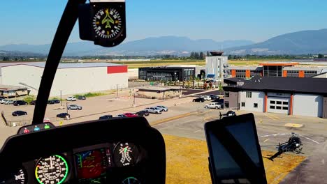 Piloten-POV-Als-Hubschrauber-Auf-Dem-Pitt-Meadows-Airport-In-Maple-Ridge,-BC-Landet-–-Sonnige-Luftaufnahme-Bei-Tageslicht-Aus-Dem-Cockpit