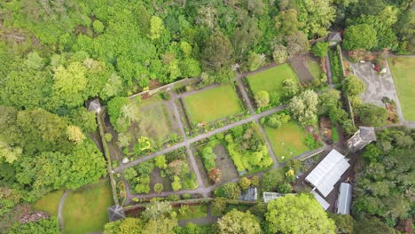 Irlands-Epische-Orte:-Drohnenansicht-Der-Walled-Gardens-Auf-Garnish-Island-In-Glengarrif,-West-Cork-An-Einem-Sommerabend