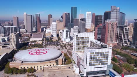 Gebäude,-Türme,-Wolkenkratzer-Und-Die-Toyota-Center-Arena-In-Der-Innenstadt-Von-Houston,-Texas,-USA,-Drohnen-Luftaufnahme