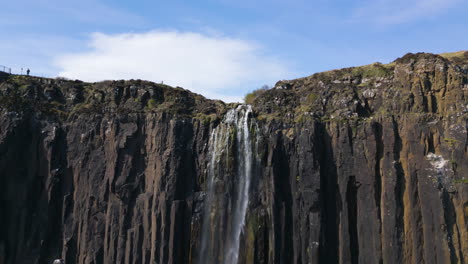 Low-Angle-Aerial-Kilt-Rock-Wasserfall-Touristenattraktion-Isle-Of-Skye