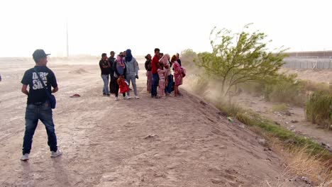 Un-Largo-Camino-Por-Delante:-Rostros-Esperanzados-En-El-Muro-Fronterizo-De-El-Paso