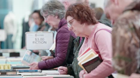 Una-Multitud-De-Ancianos-Comprando-Libros-En-Una-Venta-Benéfica