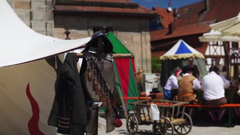 Video-Zeigt-Verschiedene-Elemente-Der-Ritterrüstung,-Die-Auf-Einem-Rüstungsständer-Bei-Den-Wallenstein-Festspielen-In-Altdorf,-Bayern-Ausgestellt-Sind