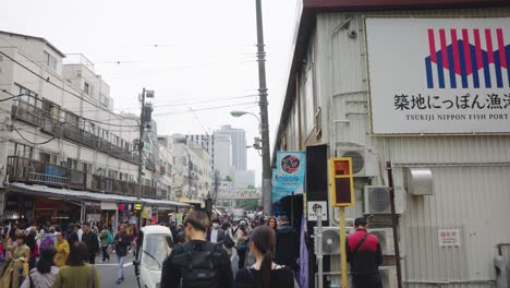 Slow-motion-pan-establishing-shot-of-Tsukiji-Outer-market,-Local-Sushi-Markets-and-Street-Food