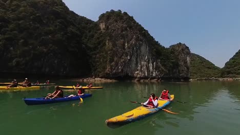 Kajakfahren-Auf-Einer-Insel-In-Der-Lan-Ha-Bucht-Von-Cat-Ba,-Vietnam