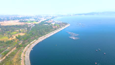 Vista-Aérea-Del-Lugar-Turístico-De-La-Presa-De-Patratu-Y-Actividades-De-Deportes-Acuáticos.