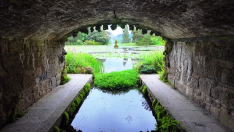 Irland-Epische-Orte-Powerscourt-Wicklow-Blick-Auf-Den-See-Und-Den-Brunnen-Vom-Bootshaus-Aus