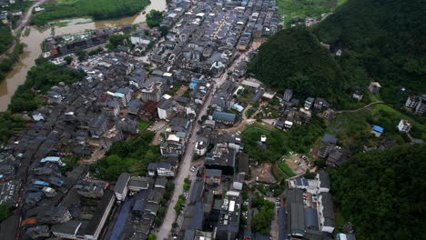 Vuelo-Aéreo-Hacia-Atrás-Lejos-De-La-Antigua-Ciudad-De-Xingping,-China