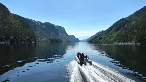 Los-Turistas-Disfrutan-De-Un-Espectacular-Safari-Por-Los-Fiordos-En-El-Oeste-De-Noruega,-Seguimiento-Aéreo-De-Verano.